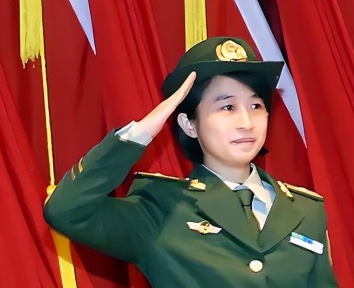 2013年，一名女老师竟然被特招参军还授少校警衔，但是有人却指出：“她的背后一定