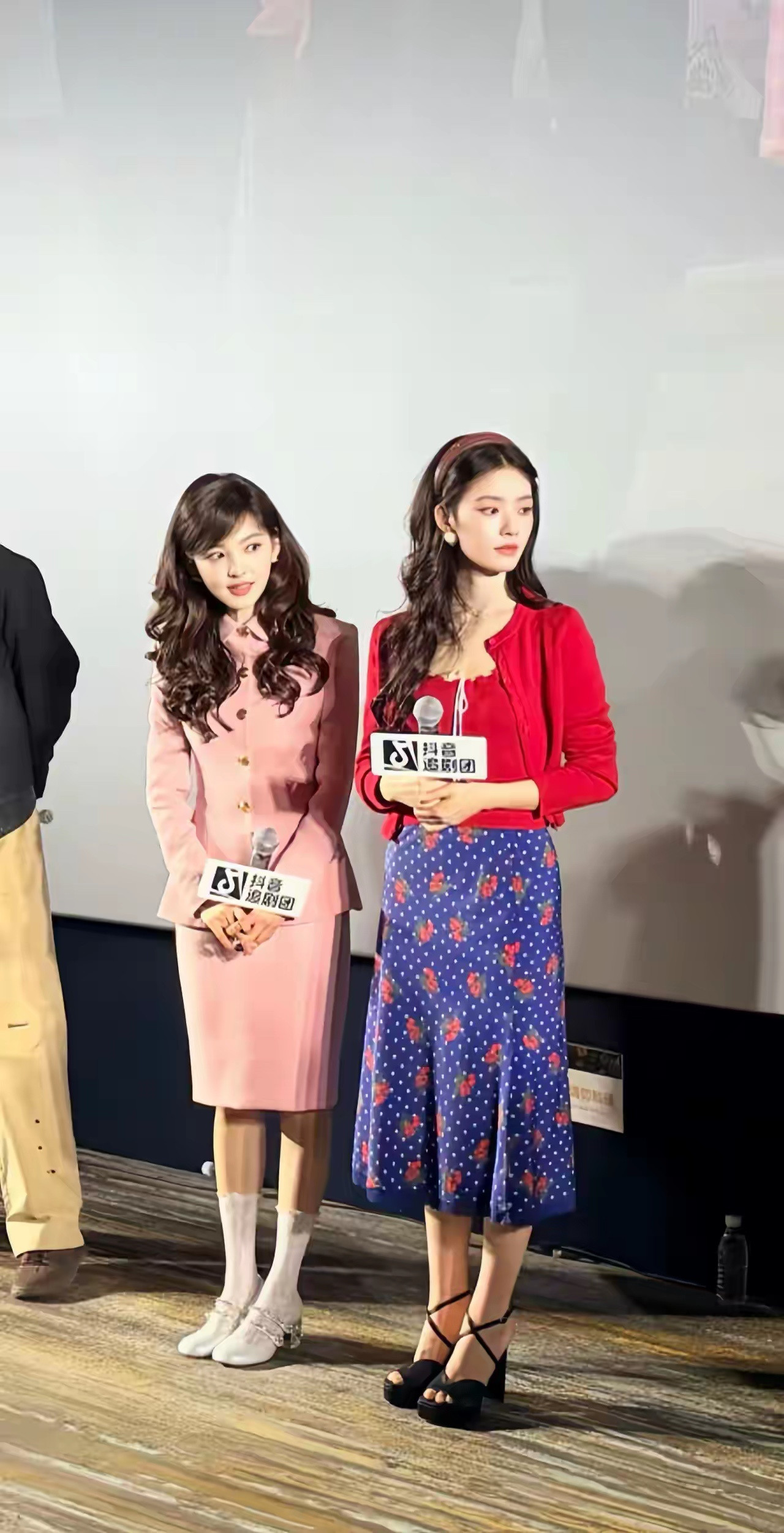 直到看到章若楠和林允同框才知道林允为啥叫“合照杀手”单看脸，章若楠的眉眼更精致线