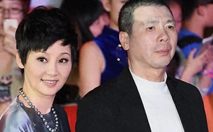 觉得冯小刚配不上徐帆！ 徐帆真的是一朵鲜花插在牛粪上，看见冯小刚的样子都不知