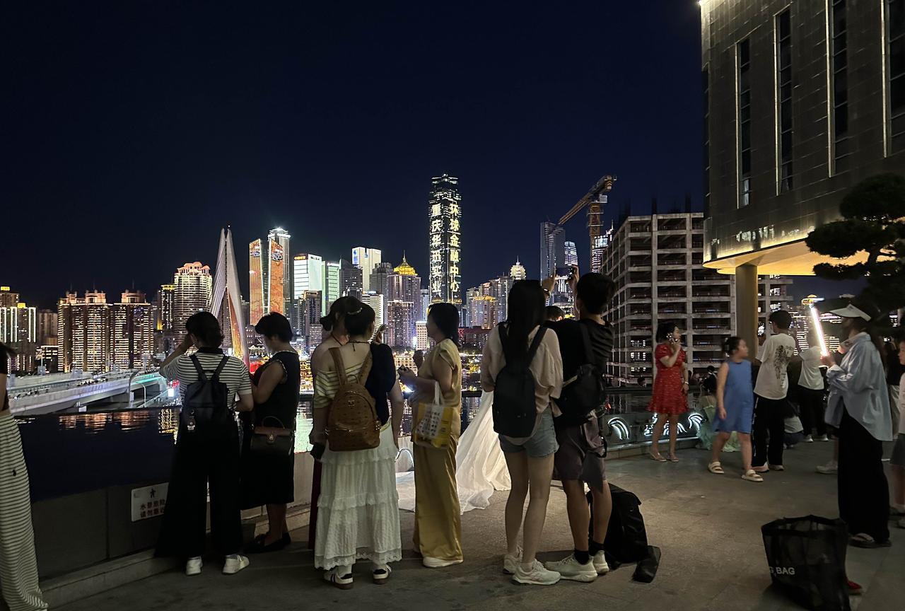 7月25日，星期五晚上，重庆洪崖洞的人流量相比昨天前几天有明显上涨，我在地铁6号