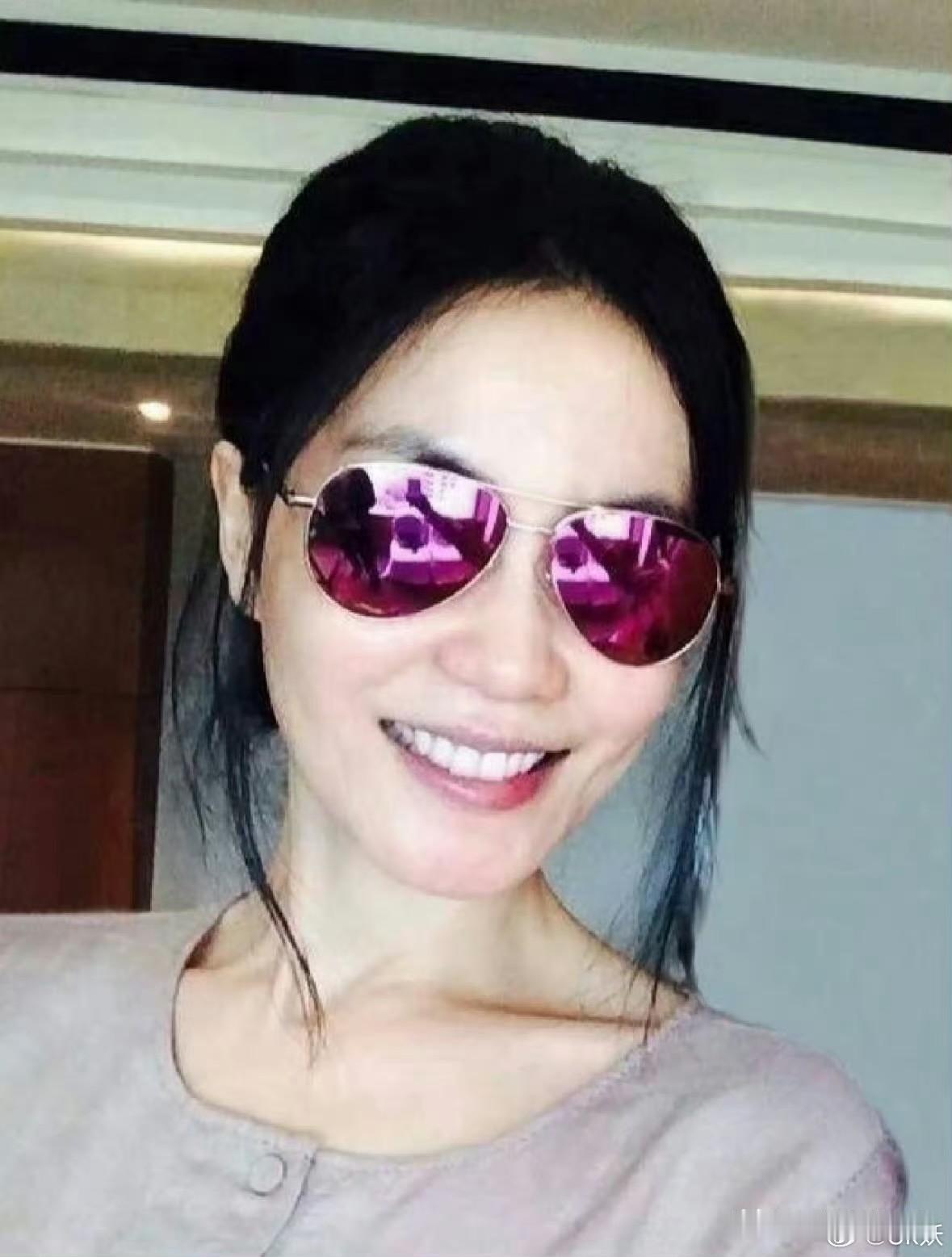 今天任素汐冲上热搜同样开演唱会，谢霆锋被任素汐秒了，不是说她唱歌比谢霆锋厉害