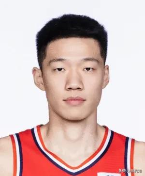 袁照耀啊，今晚上最后这一肘子挨的挺屈的，本来我觉得袁照耀是想对周琦采取犯规战术，