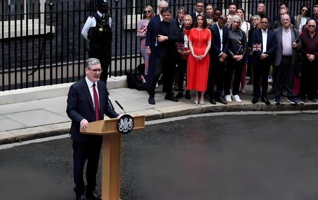 果然斯塔默和马克龙不一样！好多人都说，别看斯塔默访问中国时，说的天花乱坠，协议签