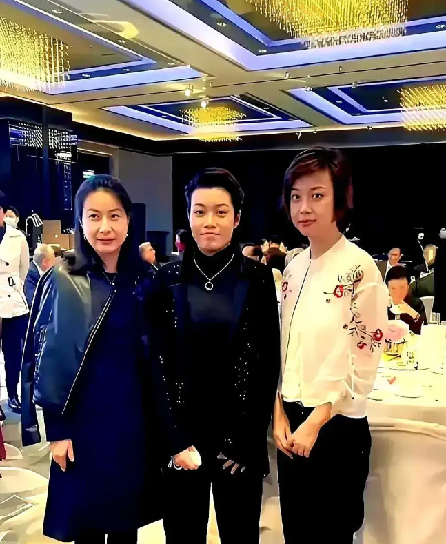 郭晶晶和张怡宁都得往两边站，这个女人凭的不是名气，而是比金牌还实在的实力。郭晶晶