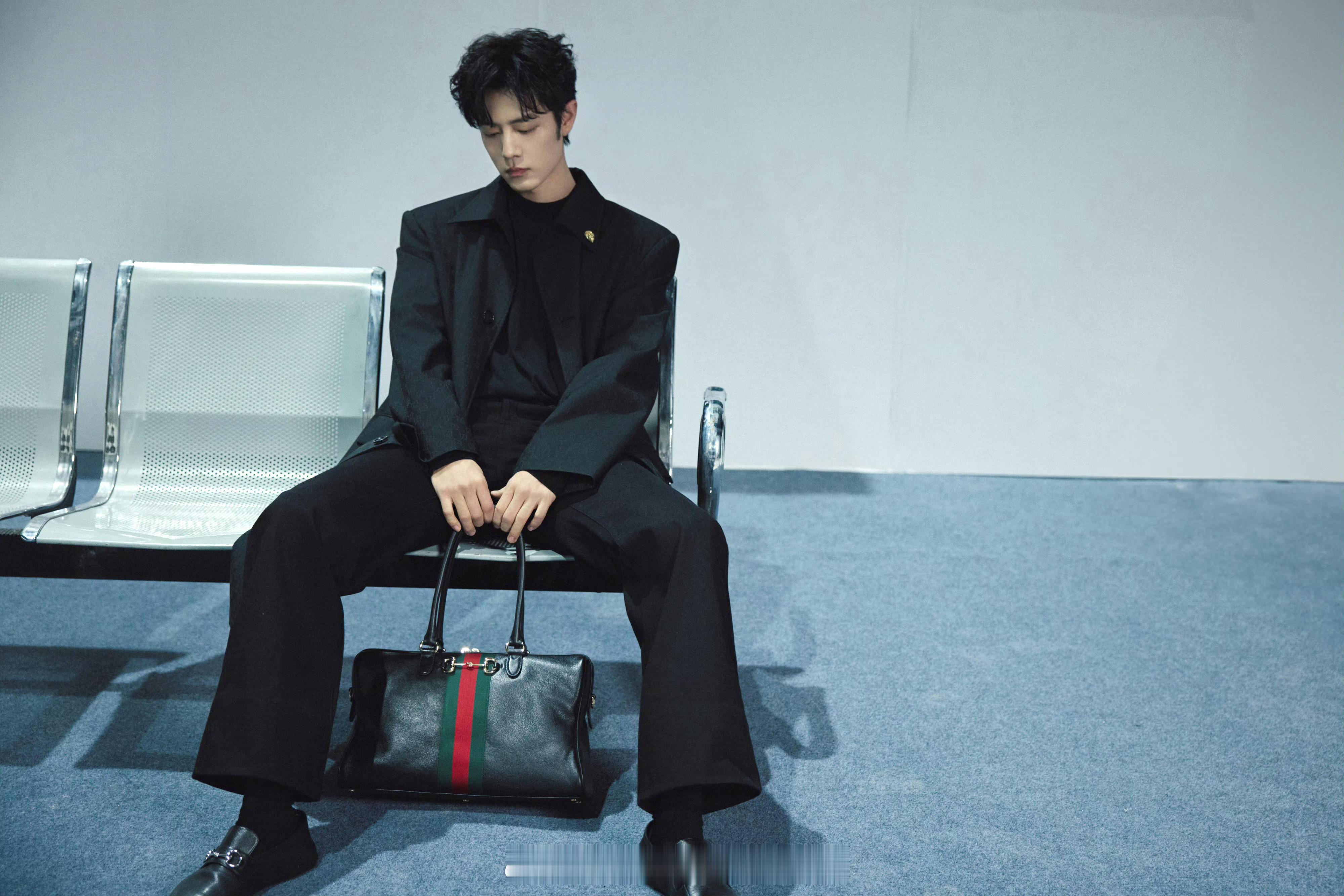 肖战的米兰时装周出发AllBlack造型：暗纹老花风衣，搭配抢眼的马衔扣装饰腰