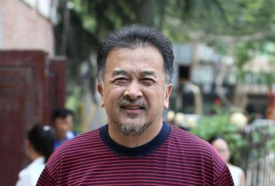 黄宏当上八一电影制片厂厂长，可才坐了两年就被撤职，这事儿确实让人摸不着头脑，这明