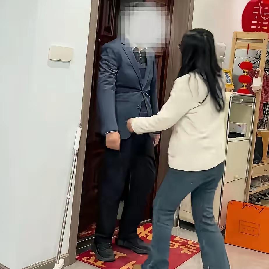 国内某男子打工多年未回家，猛然想起回家瞧瞧，但他没想到打开门一刹那，妻子一举动把