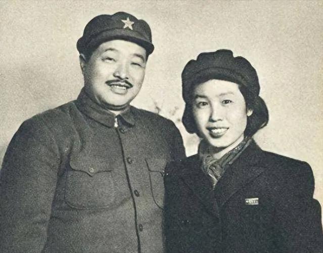 她是贺龙的秘书，却在1942年的时候嫁给了贺龙，成为了贺龙元帅生命中最重要的女人