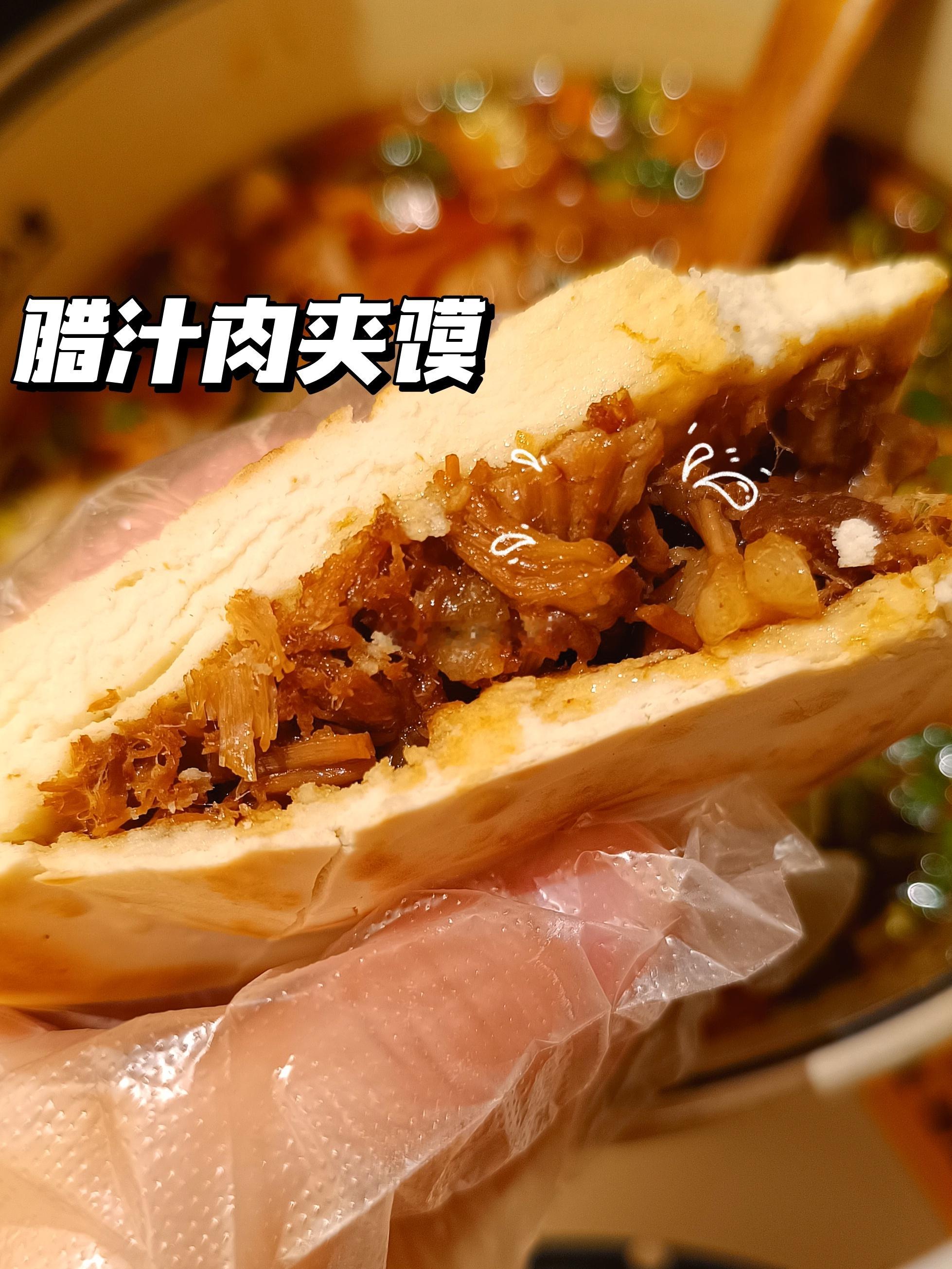 面食的快乐🍜最近隔三差五吃了好些面食～葱油拌面、腊汁肉夹馍、酸汤臊子面、凉皮，还🈶干炒牛河，炫了