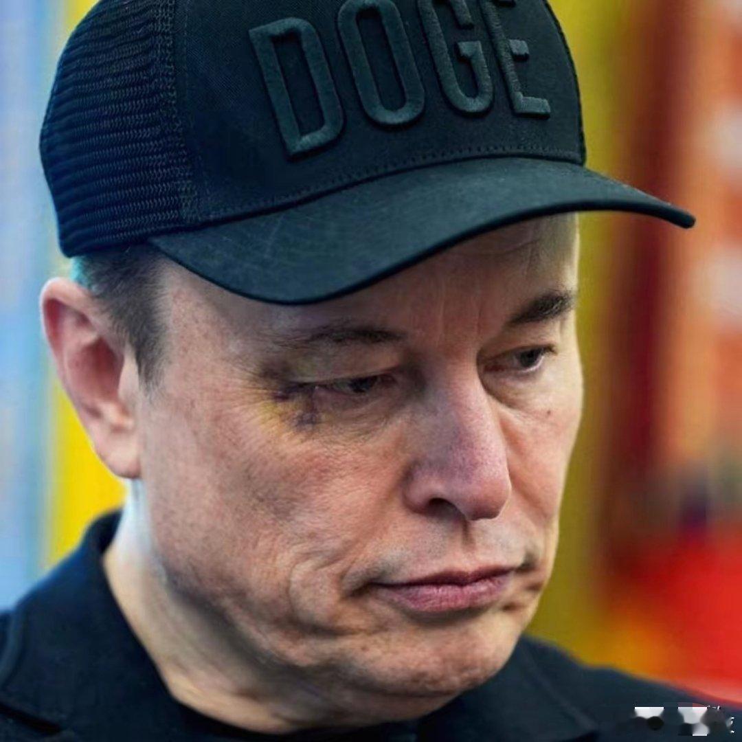 马斯克被打了面对大家的质疑，马斯克声称脸上的淤青是被自己的孩子打了，但明眼人都知