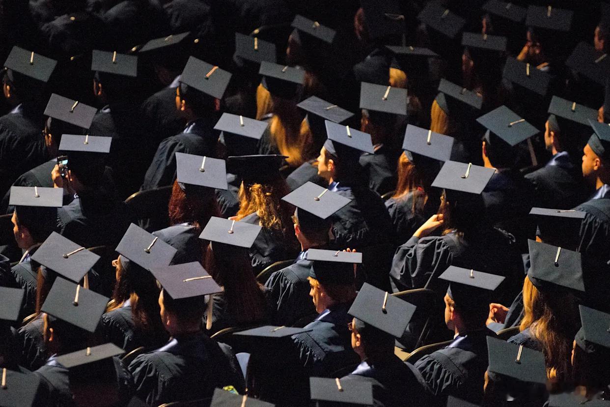 【尽管特朗普收紧了签证政策，但目前美国大学的外国学生入学人数保持稳定】（美联社