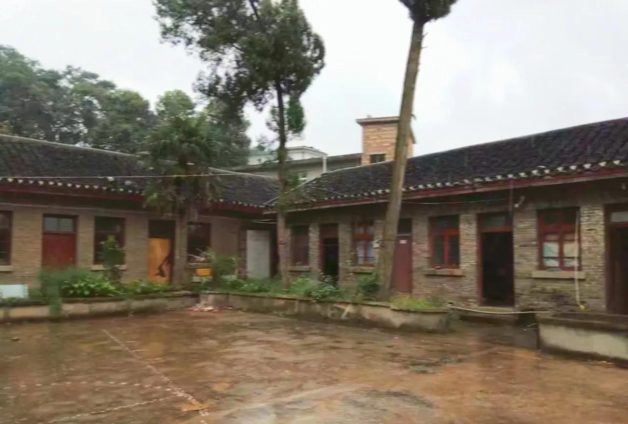这是贵州贵阳市花溪青岩镇小摆。当年我当兵的地方，如今很萧条了。1984年冬，我