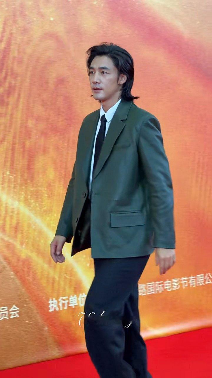 此沙好直给的帅真帅哥完全不需要滤镜磨皮，就是帅​​​