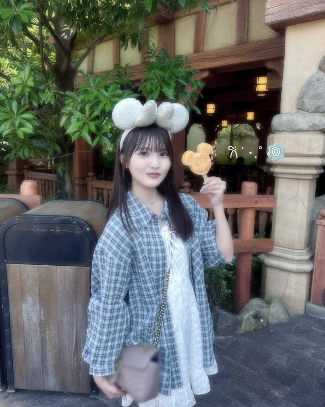 高瀬愛奈「約五年ぶりのディズニーランド✨夏を感じました〜🏖」man