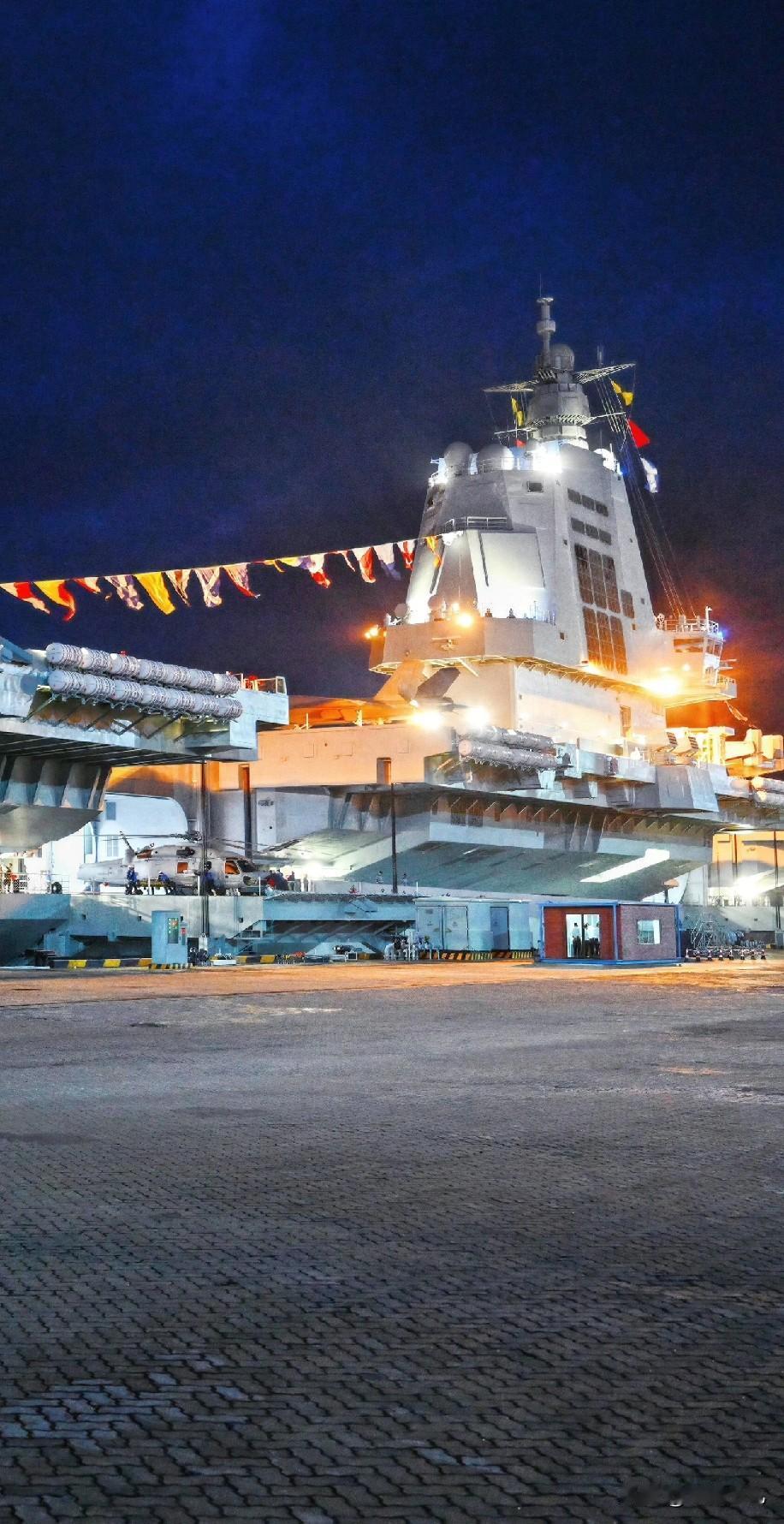 福建舰这个视角，真的绝了，压迫感太强了！福建舰，这张夜景照片，真的是压迫感十