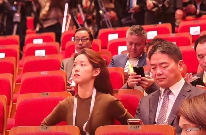 刘强东和章泽天罕见同框!今天,有记者拍到了他们两口子在一起的画面!他们两