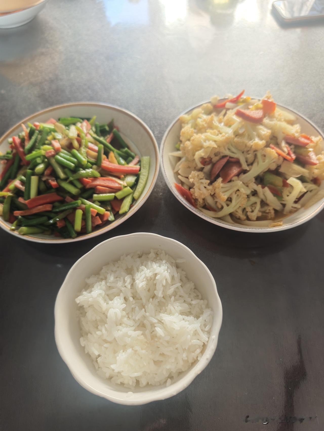 一个人的午饭，两个菜算不算简单呢？[笑着哭][笑着哭]