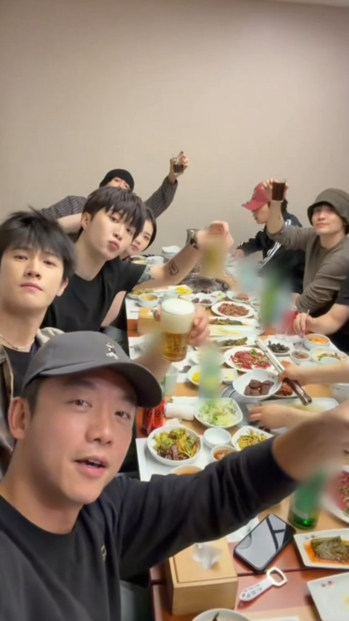 原来跑男团在雨琦演唱会过后还一起聚餐了跑男团演唱会后聚餐郑恺vlog发了跑男团聚