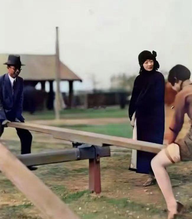 1927年溥仪和婉容以及韫颖在外出游玩时留下了一张留影溥仪还玩起了跷跷板。