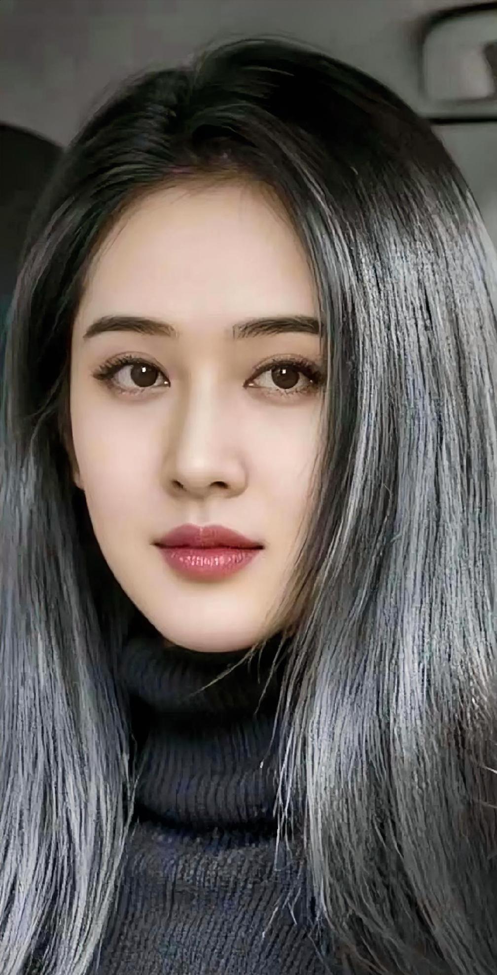 《眸中静夜》黑发如夜色倾泻，高领织就温柔。目光清澈如泉，静对流年
