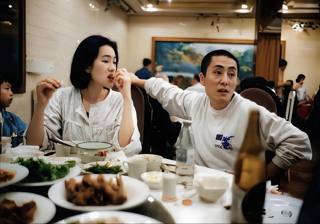 1993，张艺谋与巩俐在饭局上的画面，两人正在拍电影《活着》的时期。那时，张