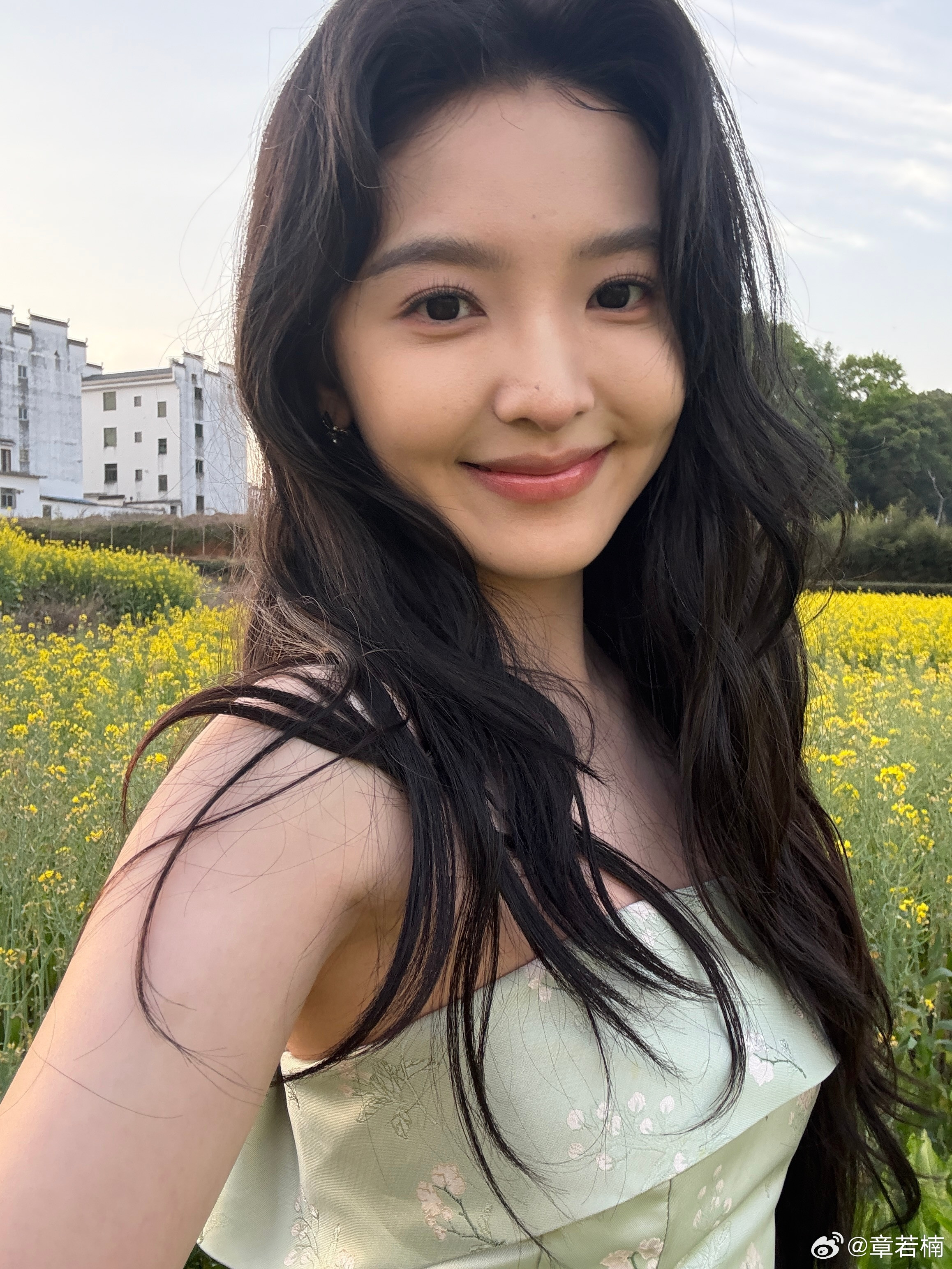 章若楠粉色套装章若楠在复制粘贴的时代，你是手写的诗