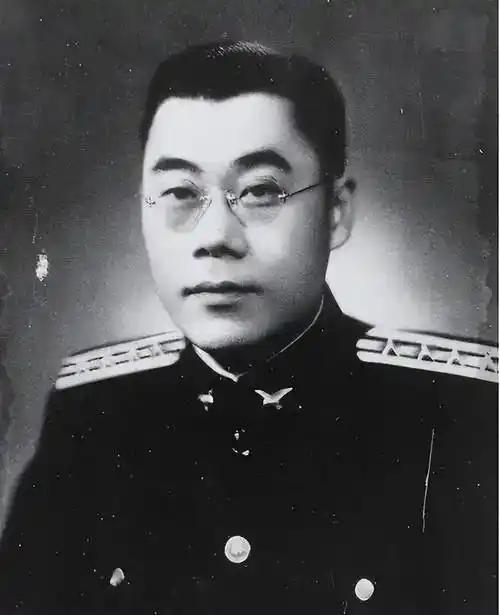 画面里呈现的是毛主席的大弟毛泽民在新疆主理财政时的留影，毛主席长得像母亲，毛泽民