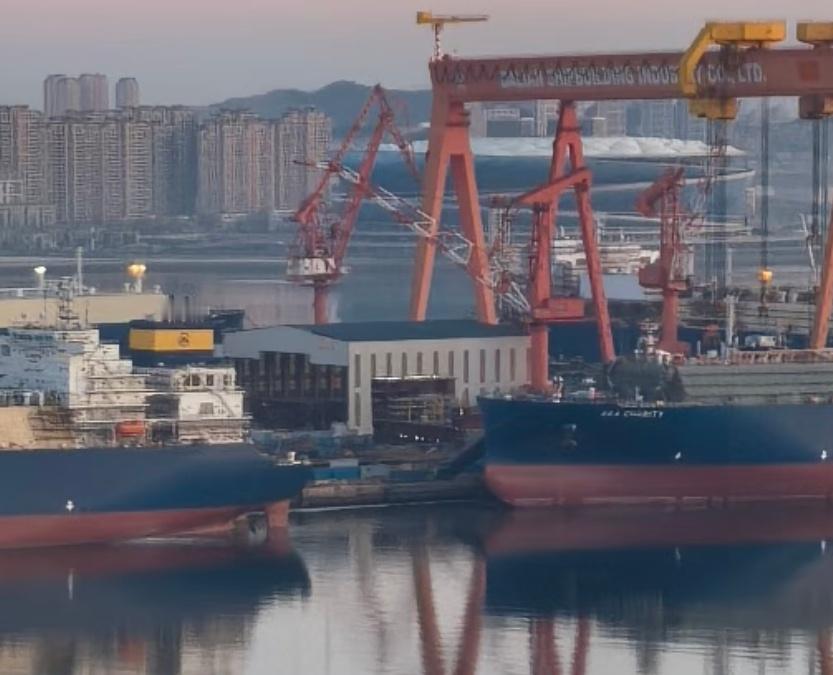 今天的004侧视图之前一直放在船坞侧面的舰尾模块不见了，已经吊入船坞内组装图