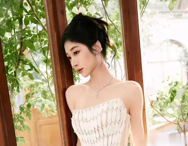 短剧女主王格格,一袭白色抹胸裙美的让人赏心悦目