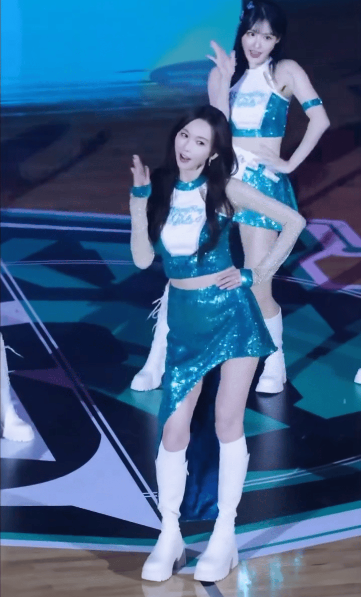 感觉明星上了岁数挣钱和咱普通人都是一样的看开什么脸不脸的只要能挣得到[捂脸