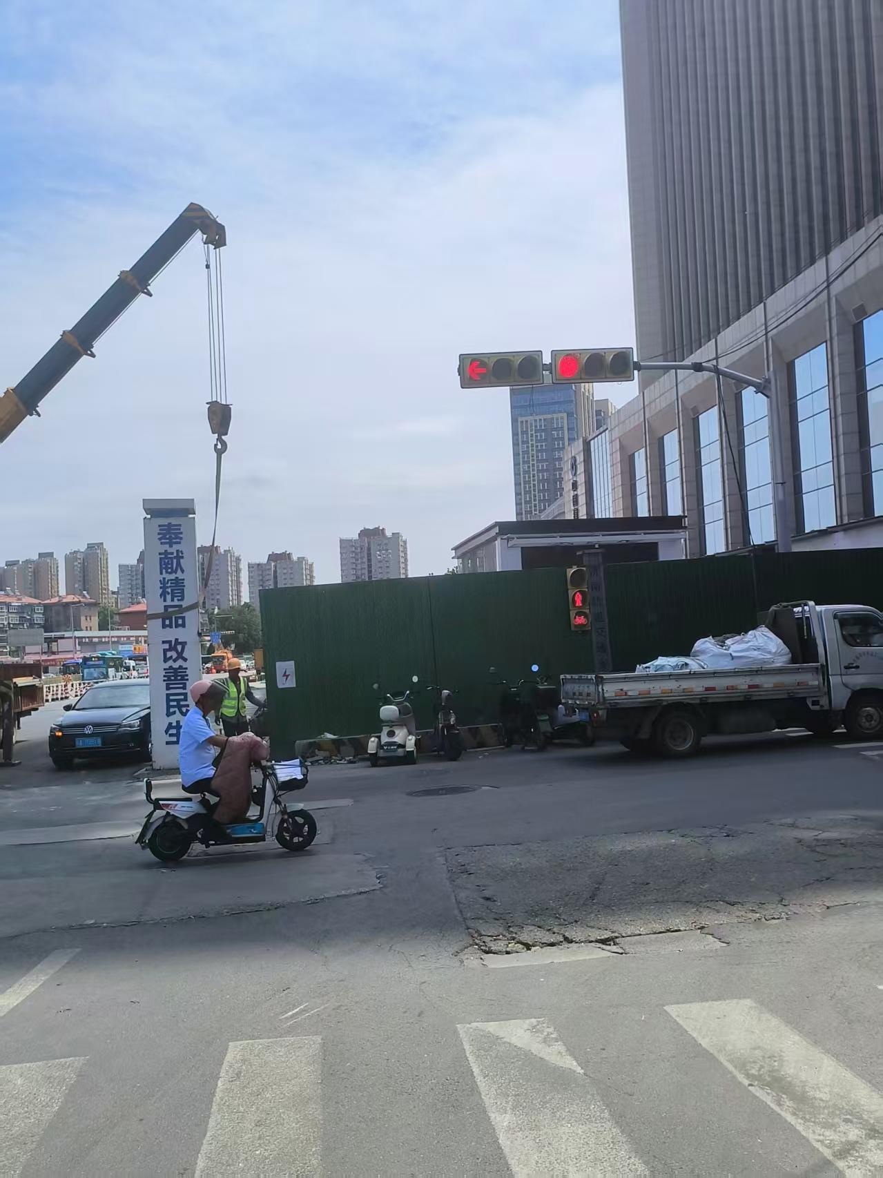 济南火车站地铁口，围挡开拆！位于经一纬二路口东侧的6号线地铁口围挡开始拆除。未