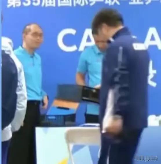 王楚钦也是过上好日子了！才发现原来交球拍、挑球、球衣检录这些琐事，主管教练竟