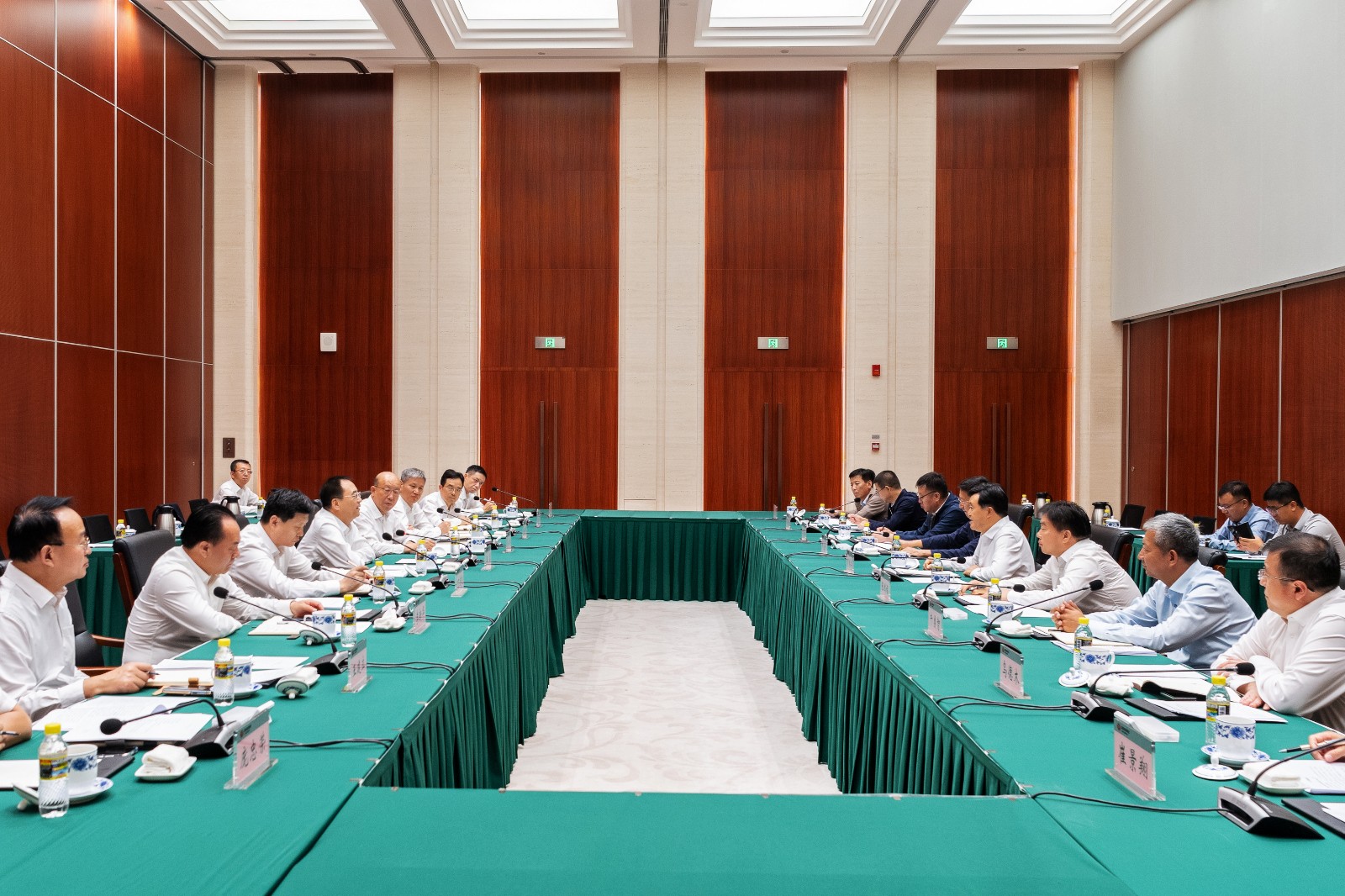 邹磊会见巴彦淖尔市委书记贺伟华、市长张鸿福