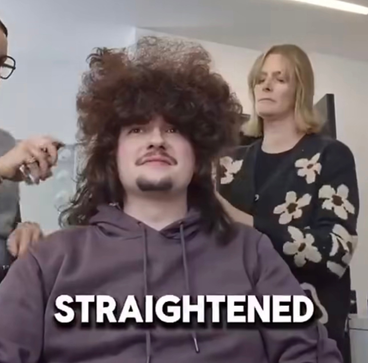 曼联五连胜才剪头发的这位球迷，把头发拉直了不知道会不会等到长发披肩