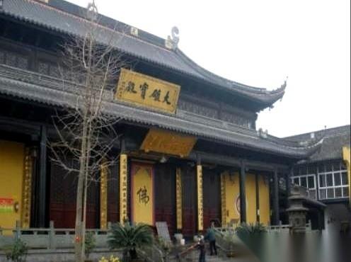 1946年，淮安一座古庙里，几个兵正满头大汗地扯电话线。墙上“咚”的一声，不对