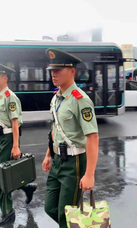 着装统一，两年兵都有杀气了