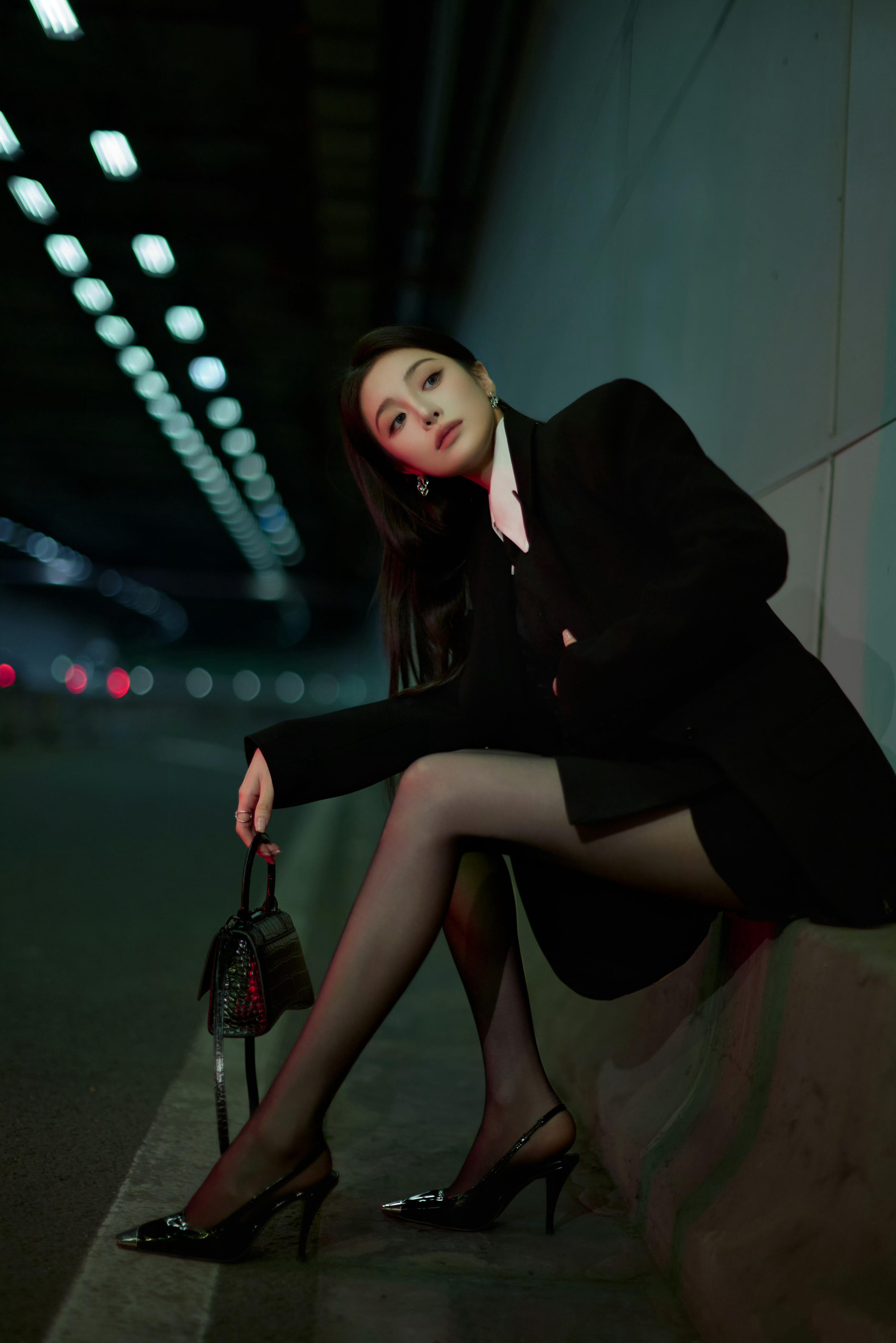 隆妮~黑丝美腿性感写真黑西装下的成熟风情，少妇韵味十足，职场高智感拉满。真的又