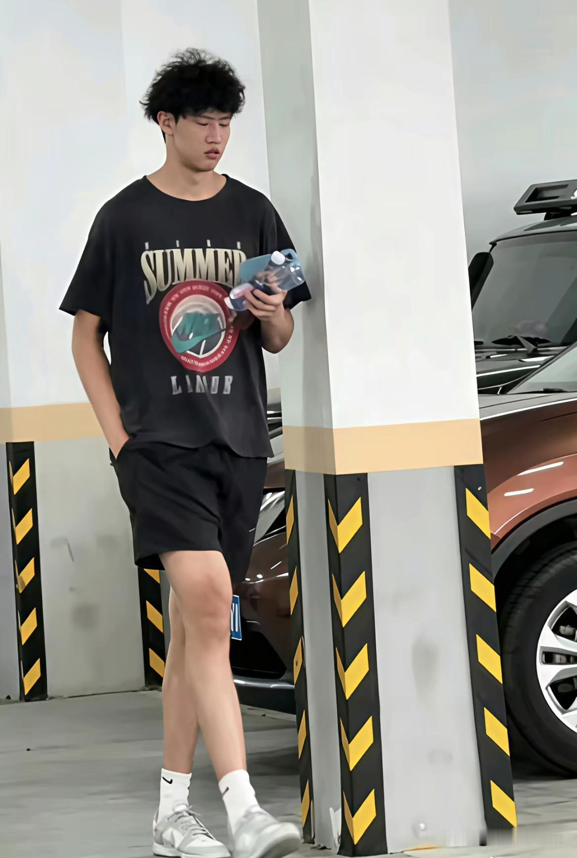 杜峰挨骂的原因跟黄明依俆昕的培养不力有重大关联！现在杜锋选择不干了，看黃明依在