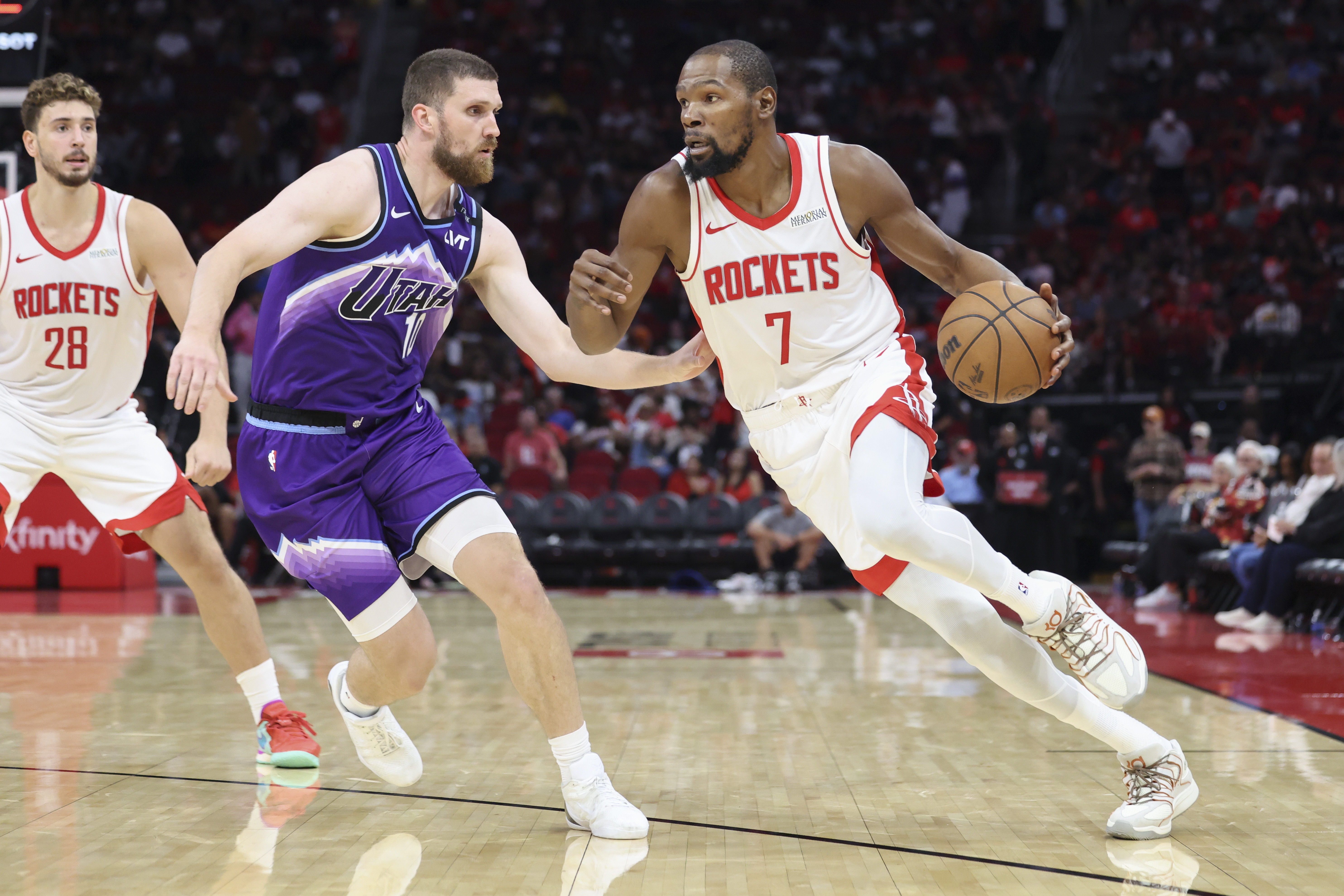 亚当斯和范弗里特赛季报销，小史密斯、阿门·汤普森、泰特这些核心球员也都因伤缺阵。