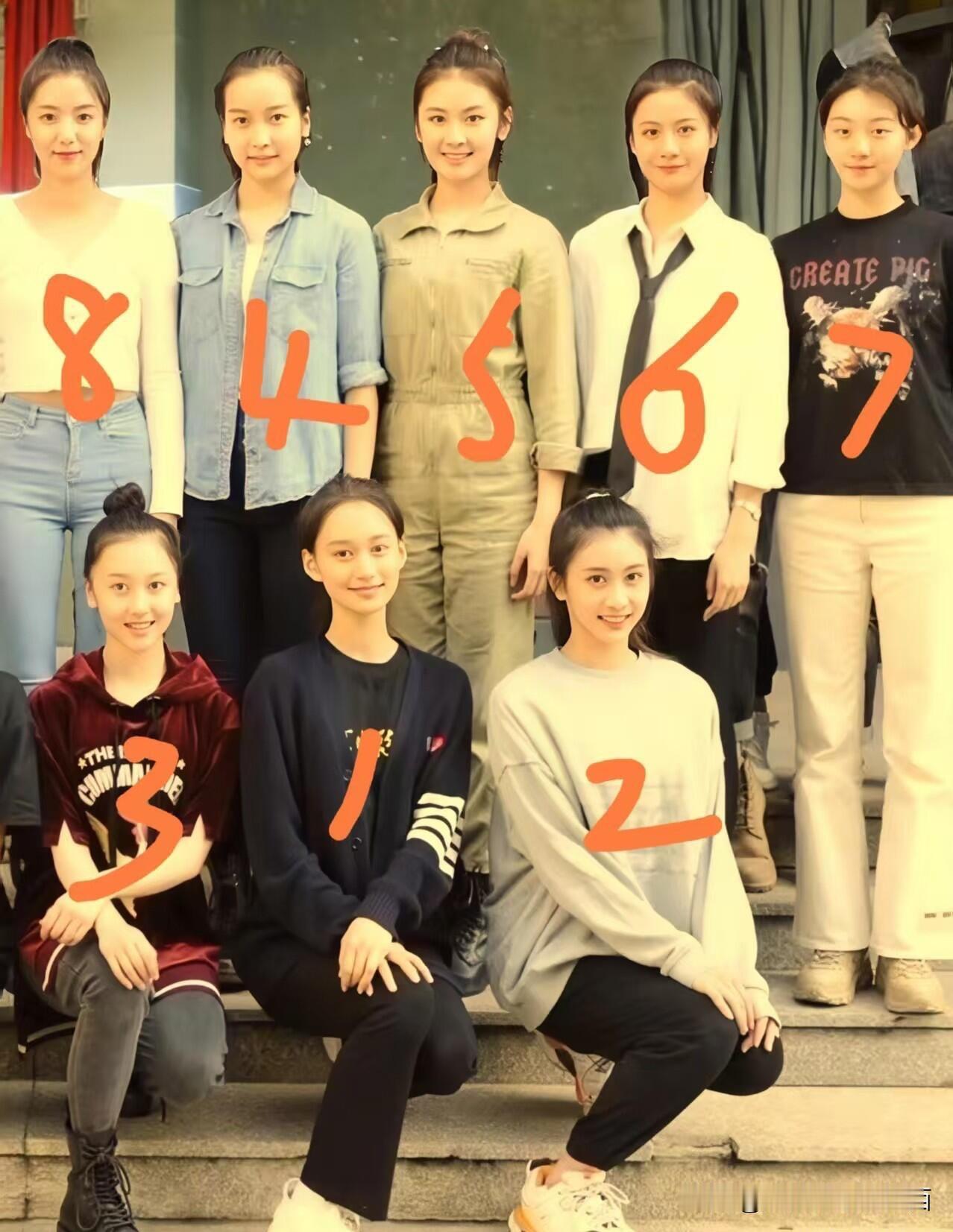 8位美女的同框合影，一眼就让人惊艳的是8号，我觉得她是最美的一位。扎着高马尾，大