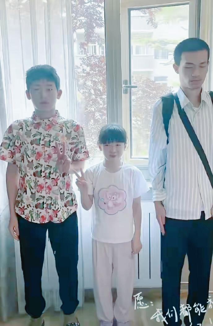 韦神不愧是韦神，和外甥合影都这样，只适合搞学术，不适合社交​​​。