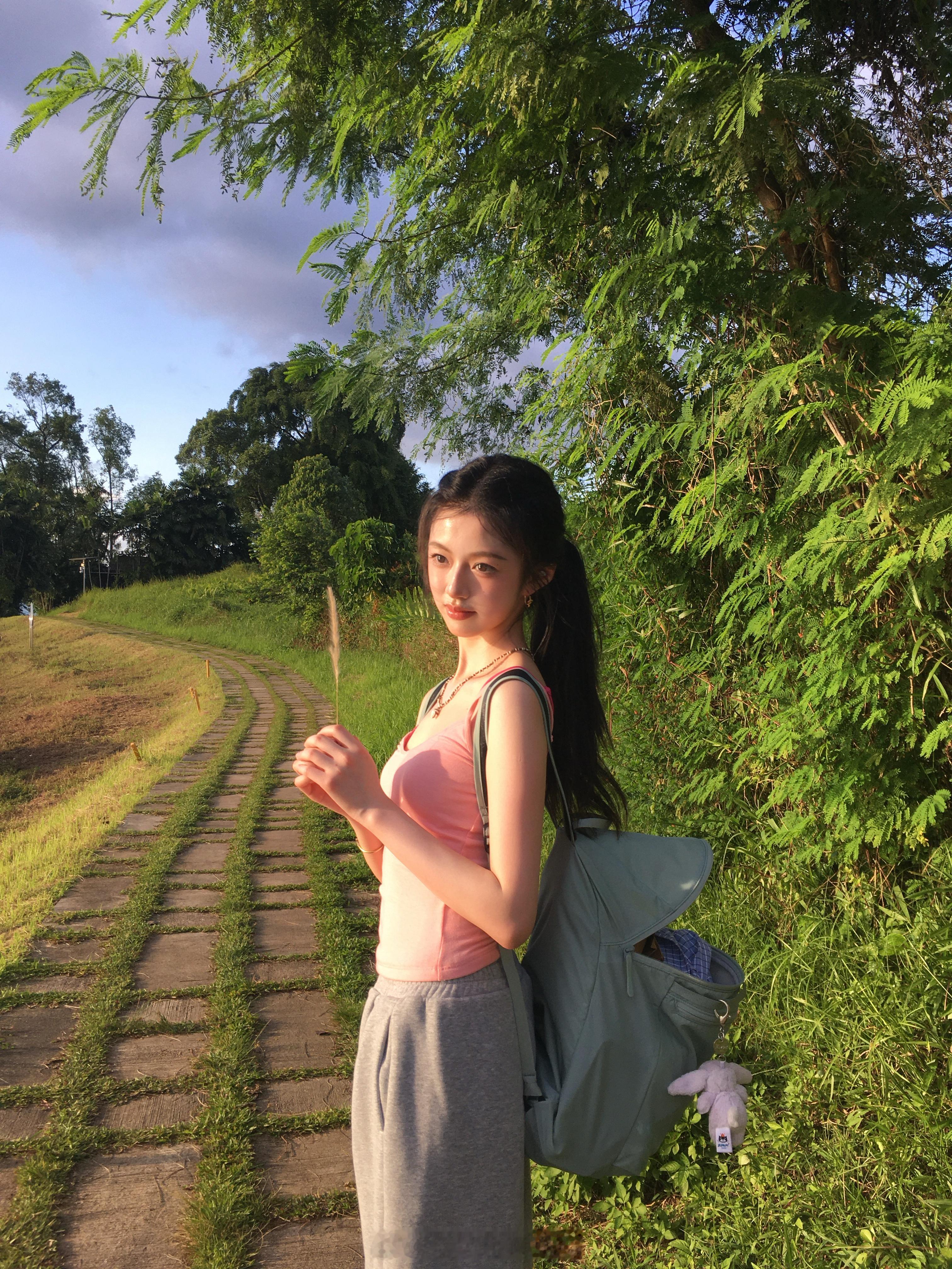 爱探险的小朵拉～～