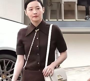 54岁李英爱出席活动优雅比心，自然老去的状态引网友共鸣，当年一起追剧的我们也不年