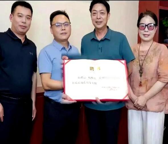 看了三月的直播爆料，才理解许敏断舍离为什么这么彻底。那天认亲后许敏夫妇刚住进