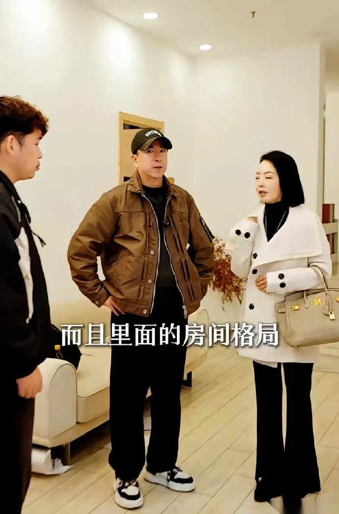 王中磊居然陪着老婆去看艾灸馆的铺子了。五十多岁的王晓蓉，像个刚入职的小员工给老