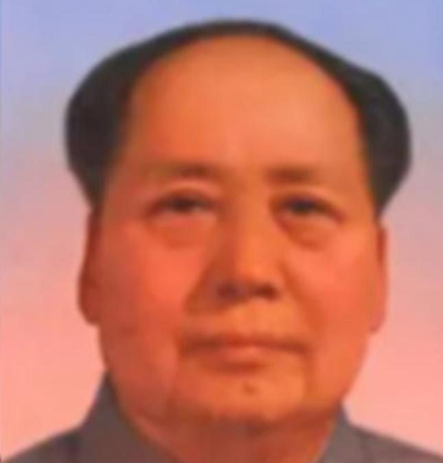 1950年，铁匠朱其升看到家家户户都挂上了毛主席头像，他越看这个人越眼熟，于是偷