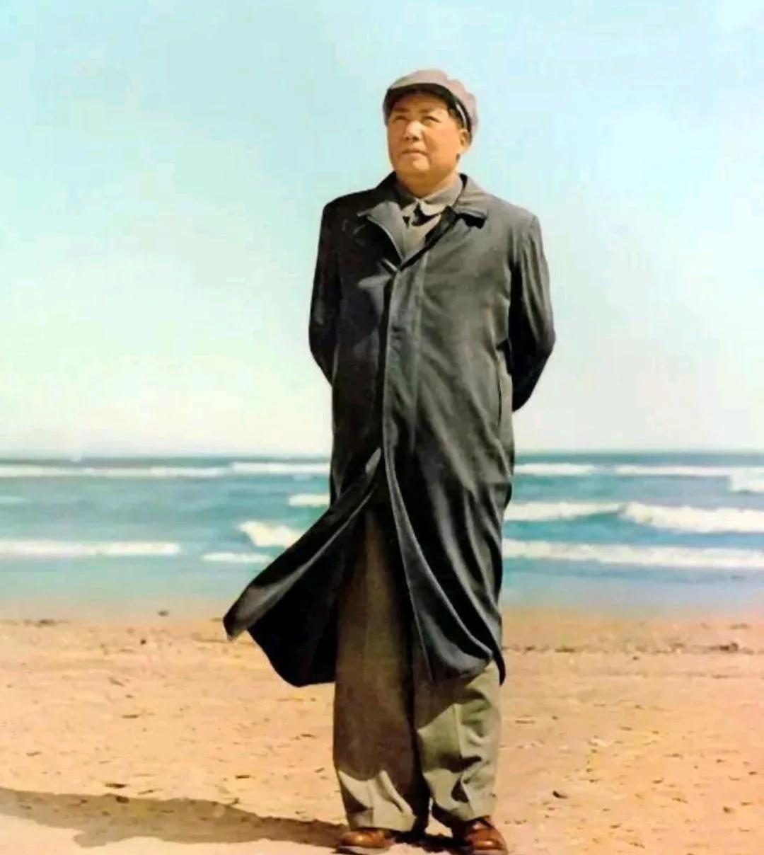 1969年3月2日，周总理叫醒了正在酣睡的毛主席，焦急地说道：“主席！苏