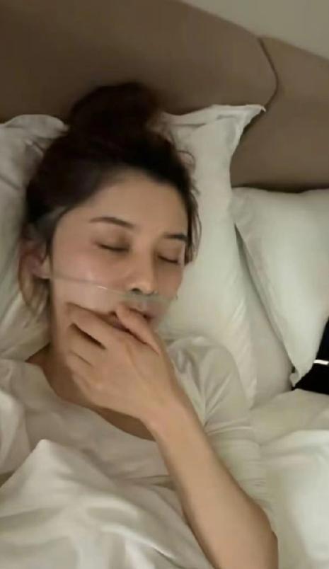 没想到，亚锦赛男团半决赛比赛结束后，梁靖崑太太晒出了自己在床上吸氧的照片，并表示
