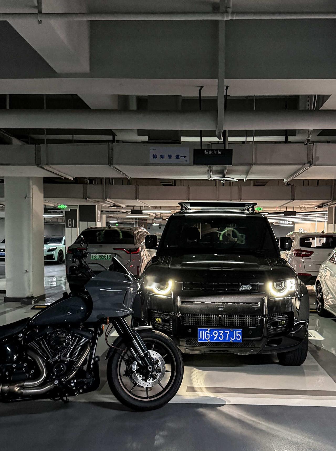 路虎卫士和哈雷的氛围感就是喜欢这种硬派又机械原始的质感[赞]玩车的10