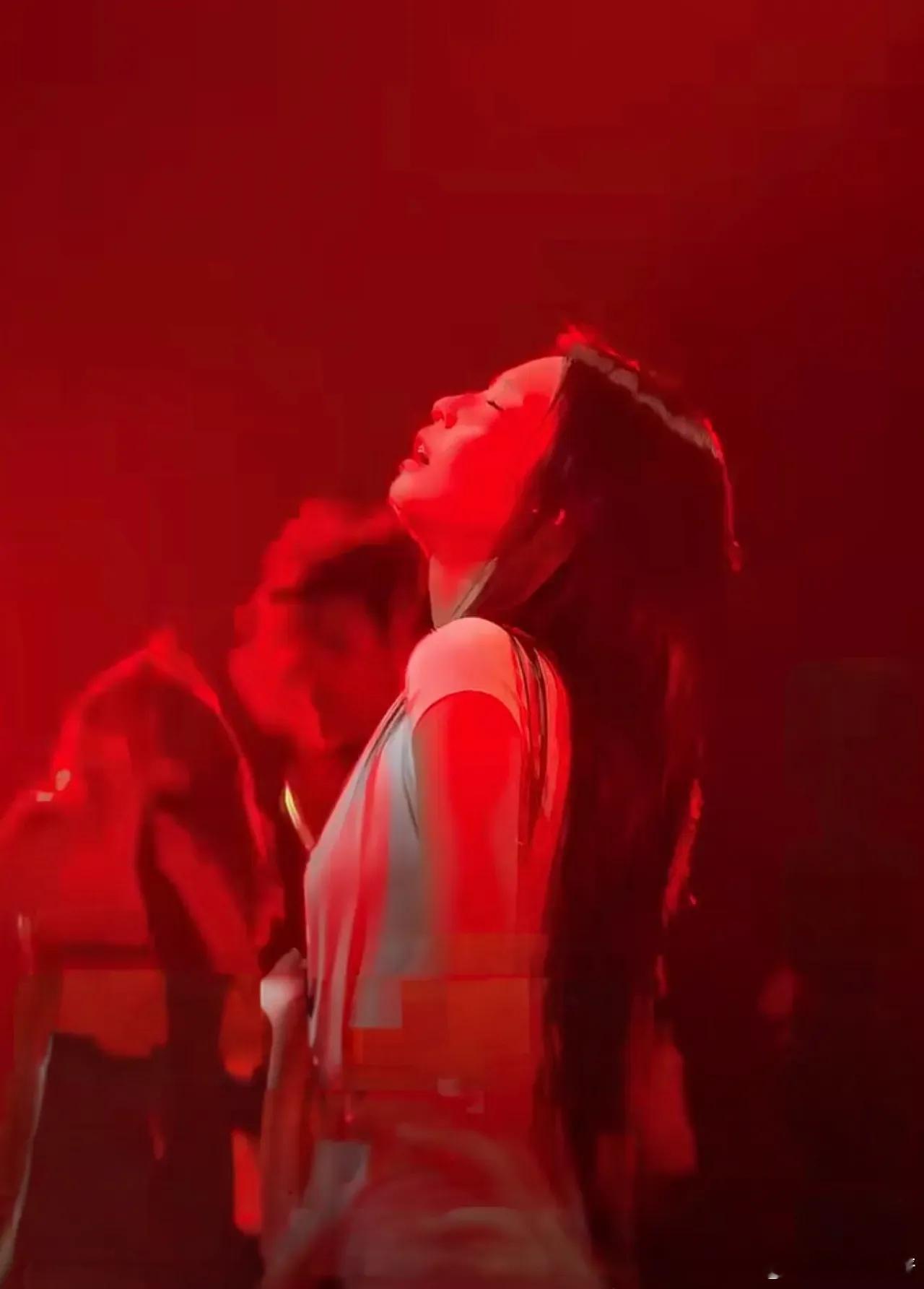 Lisa前队友Jennie西班牙演唱会与黑人互动，这扭来扭去的样子你爱上了吗​